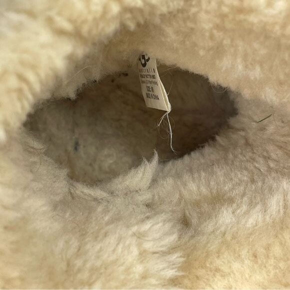 UGG Women’s Bailey Button, Women’s US 9, chestnut color, very good condition - Picture 13 of 13